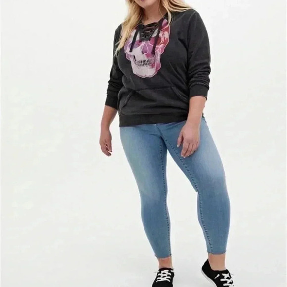 TORRID Skull Black Mineral Wash Lace-Up Fleece Hoodie size 0/12 - Picture 4 of 9